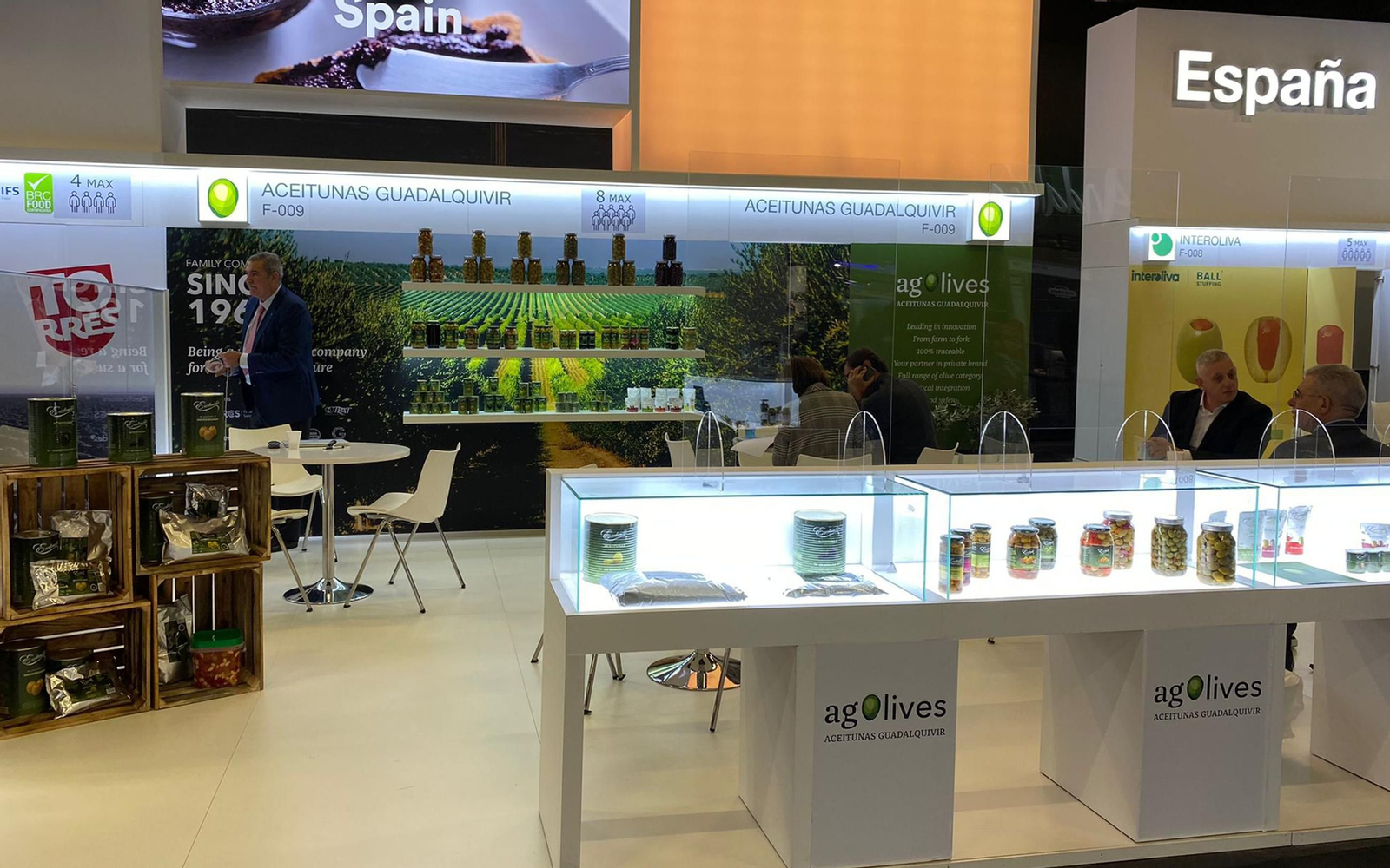 Vista de un expositor promocional de la compañía en una feria agroalimentaria. Vista de un expositor promocional de la compañía en una feria agroalimentaria.