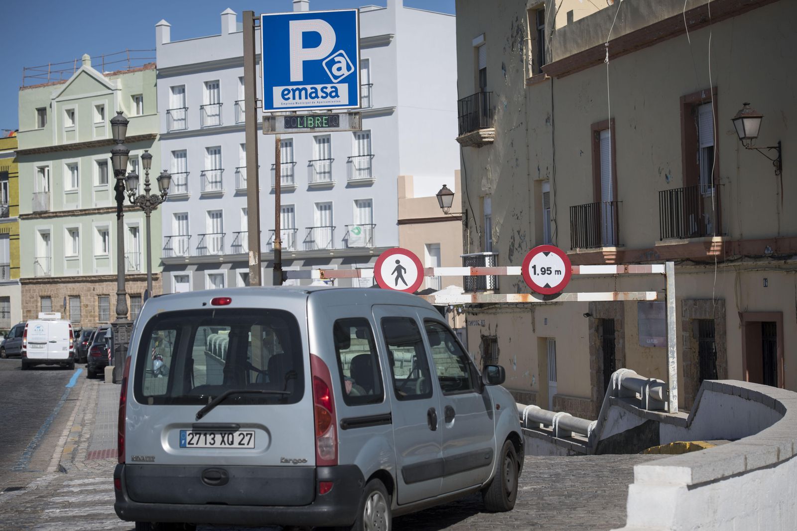 Un vehículo accede al interior del aparcamiento de EMASA del Campo del Sur.