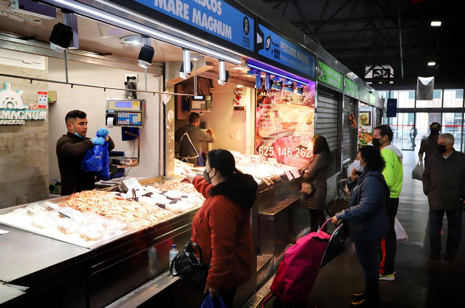 Imágenes del ambiente en el Mercado del Carmen en plena huelga de transportistas