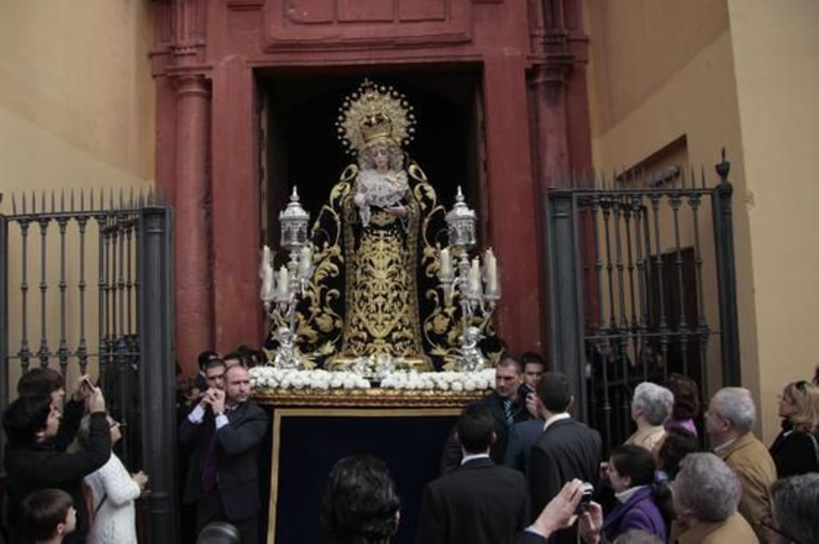 La Virgen de la Estrella saliendo de la parroquia.

Foto: Victoria Hidalgo