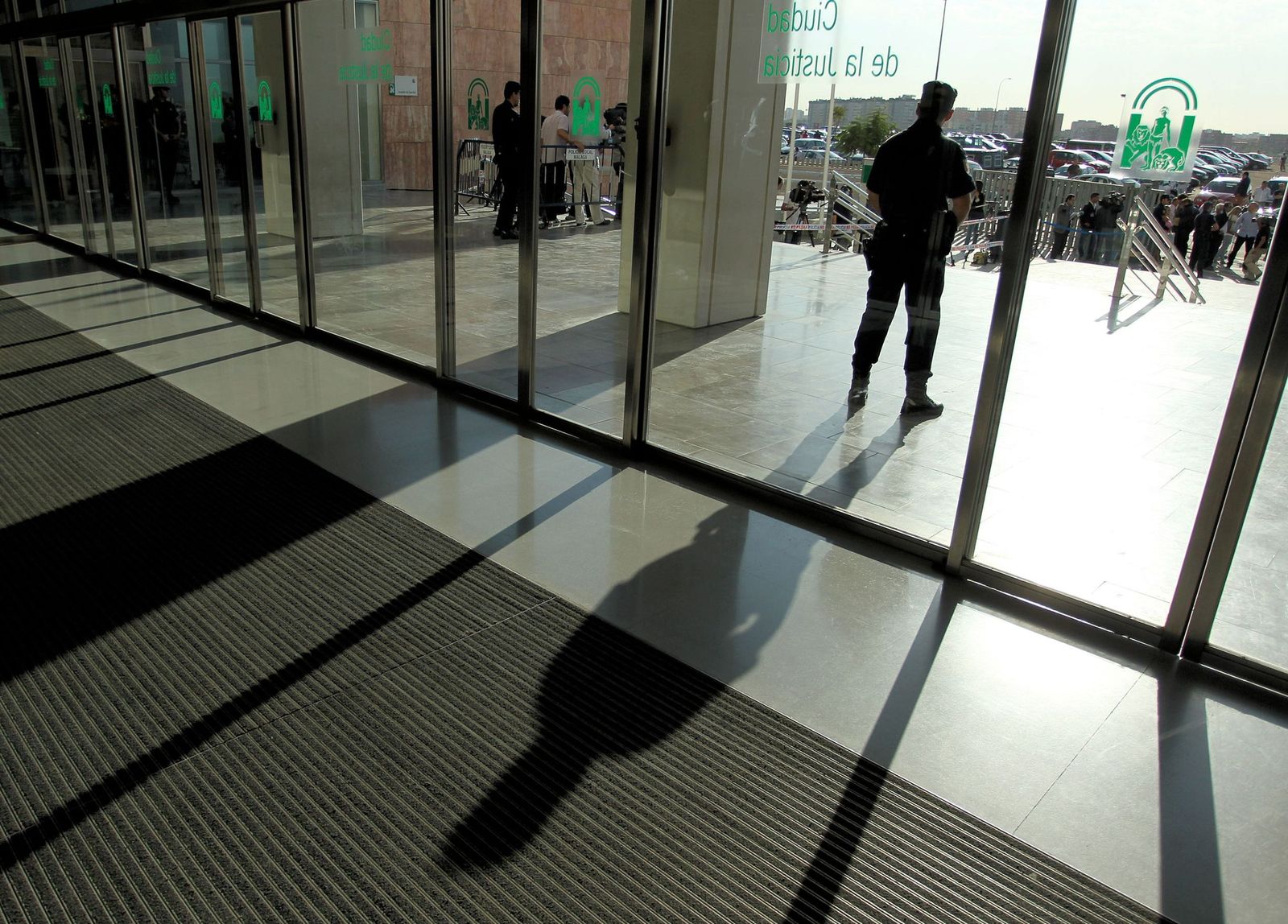 Un agente de la Policía Nacional la entrada a la Audiencia Provincial de Málaga.