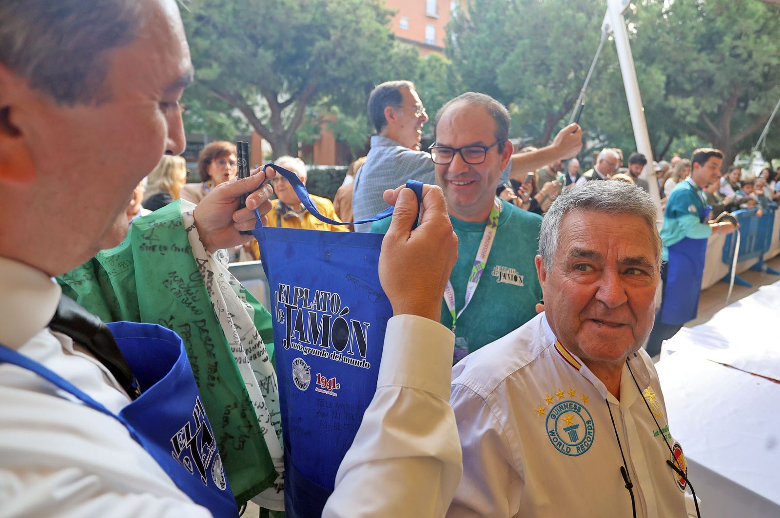 Huelva consigue el récord Guinness con el plato de jamón más grande del mundo, en imágenes