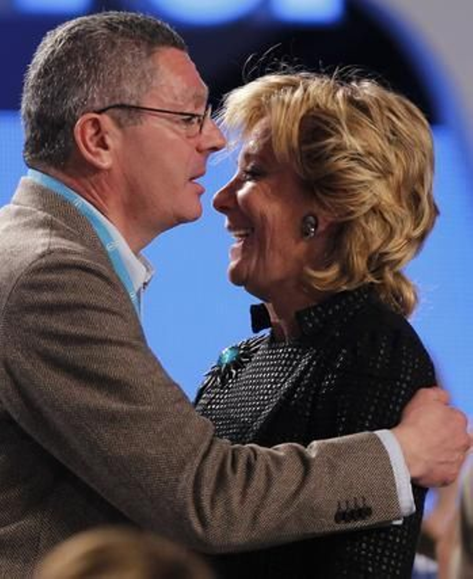 Gallardón y Esperanza Aguirre se saludan.  

Foto: Antonio Pizarro