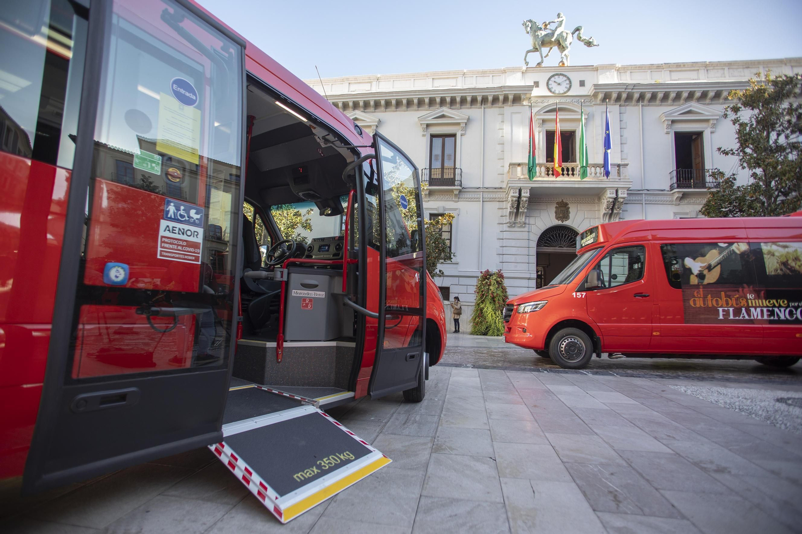 Imagen de archivo de nuevos autobuses de Granada.