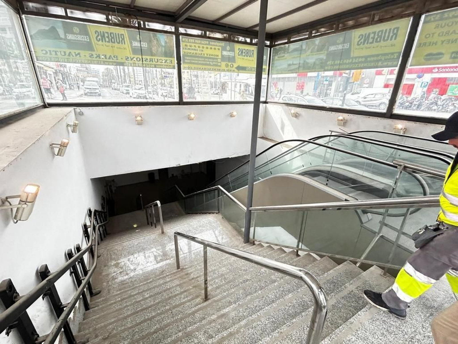 Un operario accediendo a las instalaciones del vivero de empresas de Solymar.