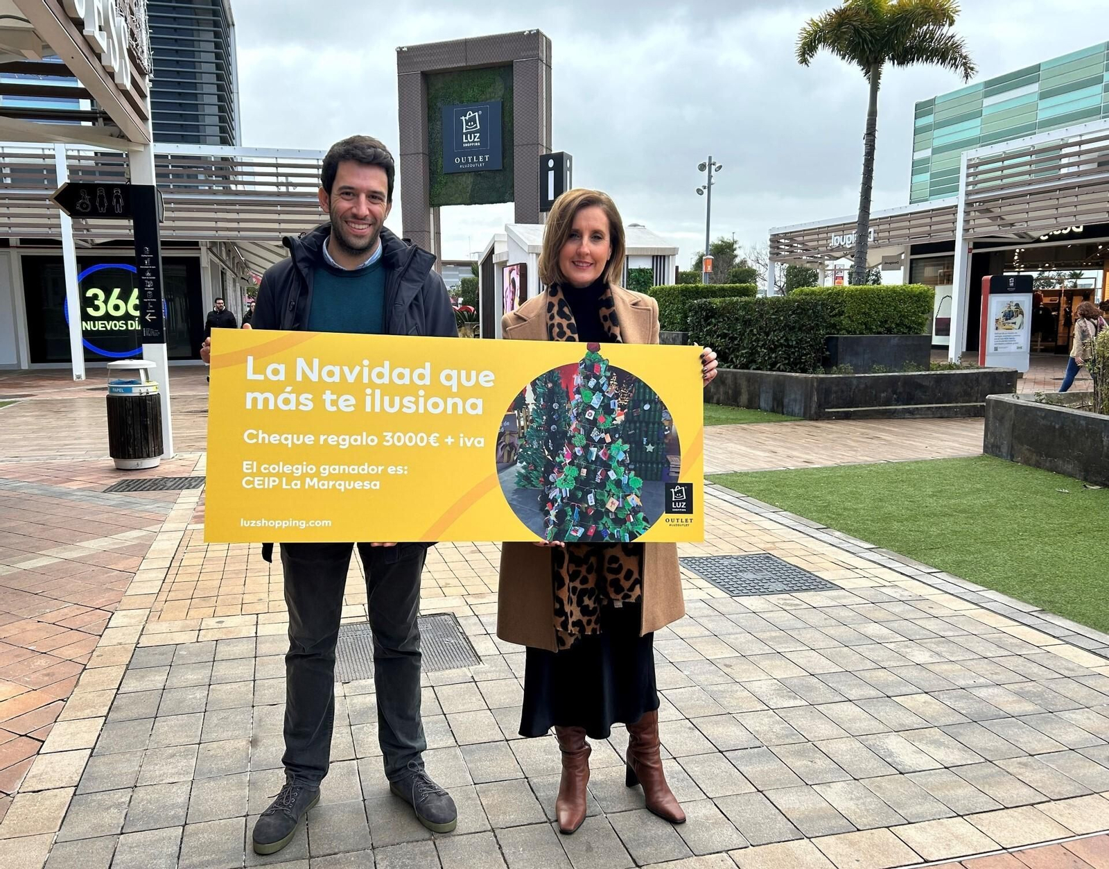 Antonio Íñigo, gerente de Luz Shopping, y Rocío León Rodríguez, directora de CEIP La Marquesa