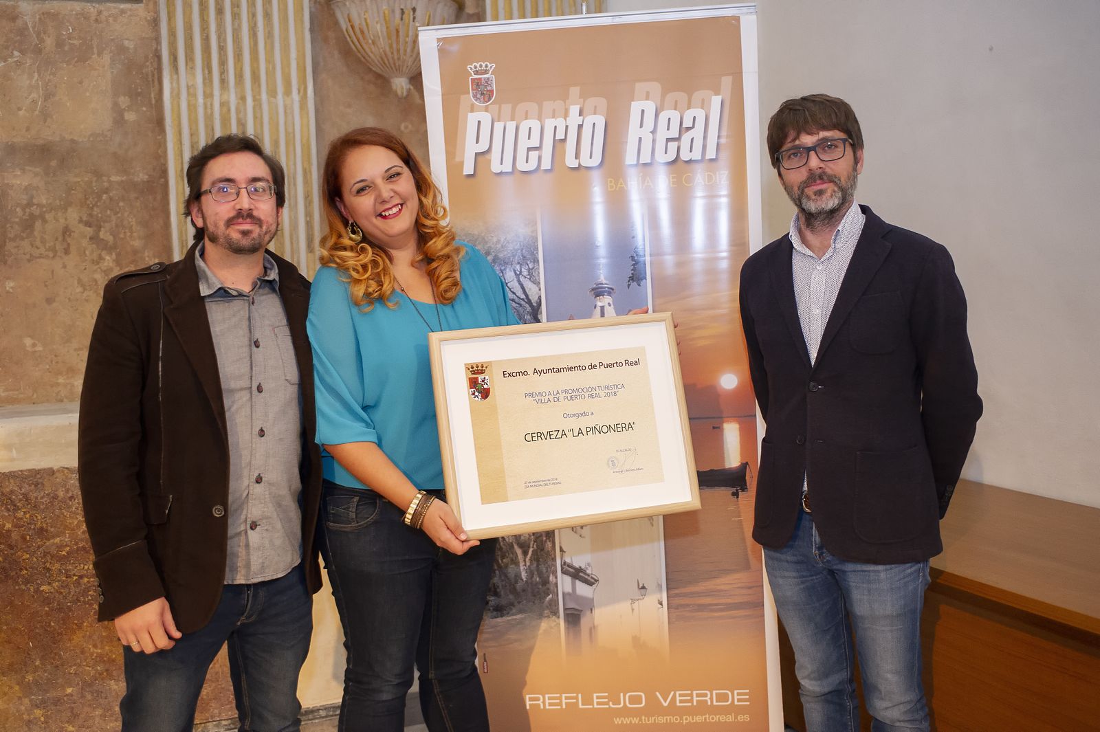 Israel Pérez y Patricia Aparicio, gerentes de la empresa, reciben el premio de Alfredo Charques