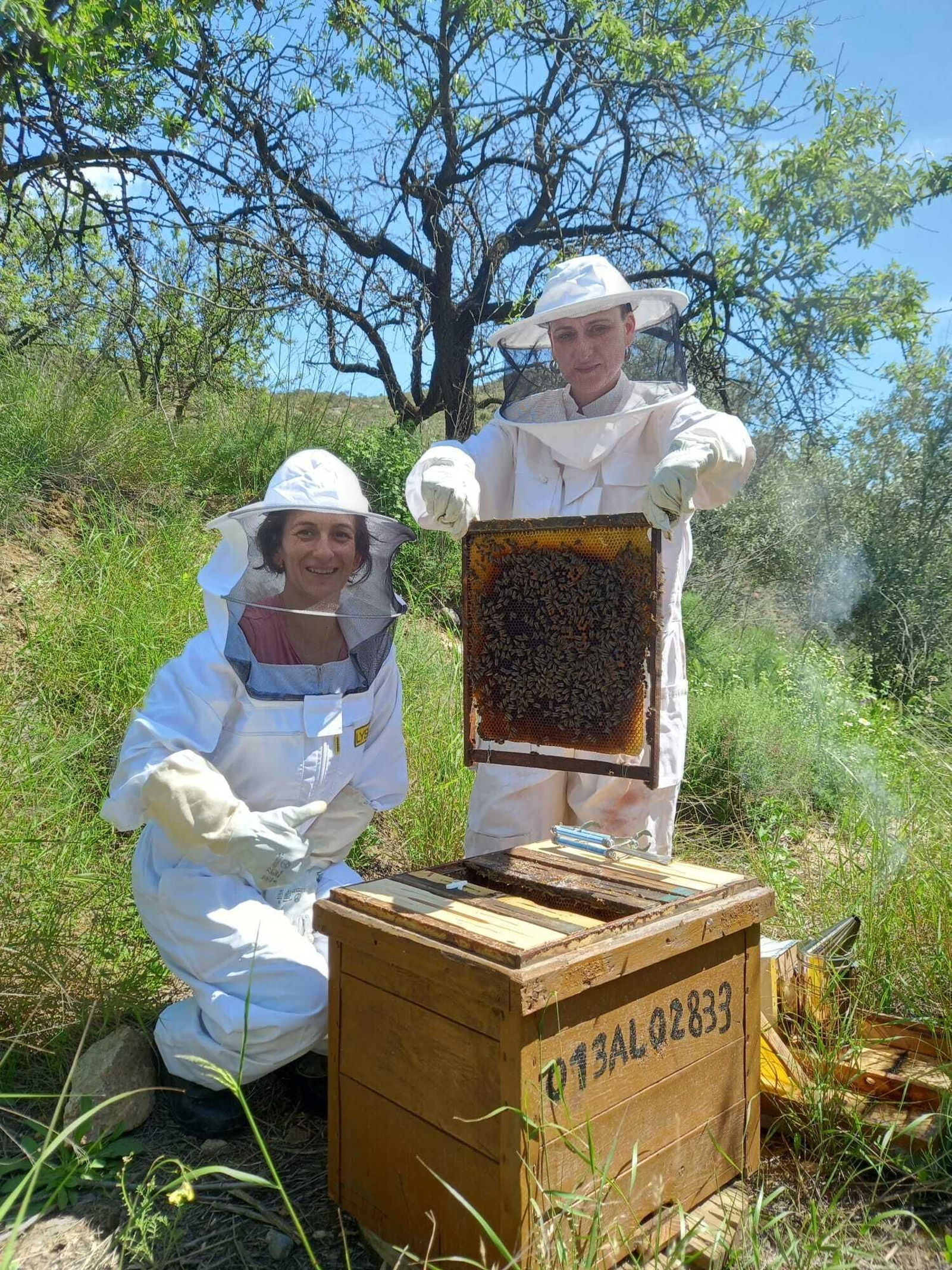 Rita y Nuria posan con uno de los panales llenos de abejas que ya tienen instalados en Almócita Rita y Nuria posan con uno de los panales llenos de abejas que ya tienen instalados en Almócita