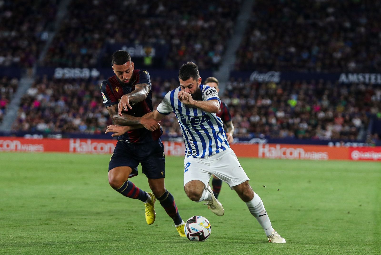 Villalibre, delantero del Alavés, en un lance del partido.