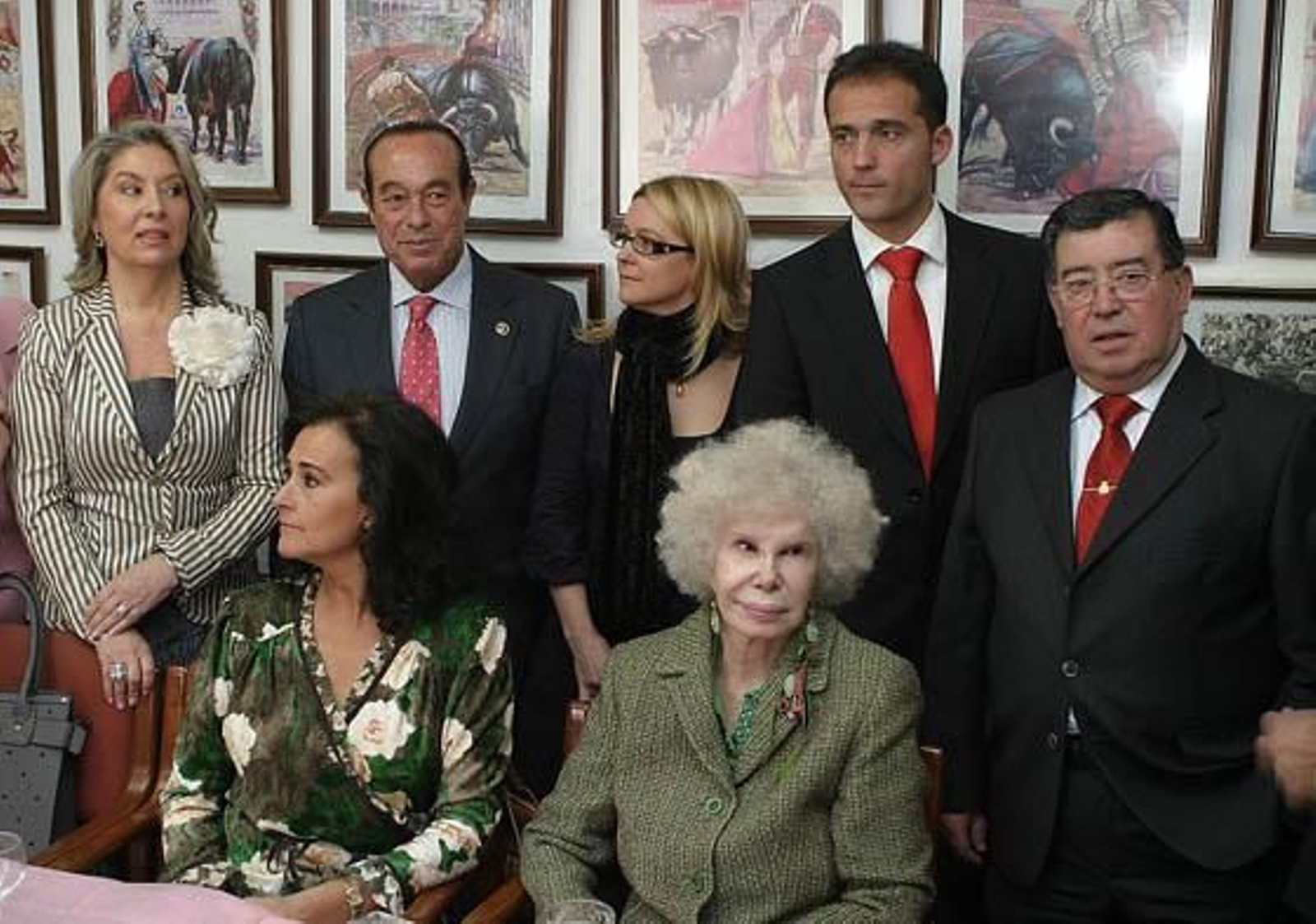 La Duquesa de Alba en un acto rodeada de amigos.