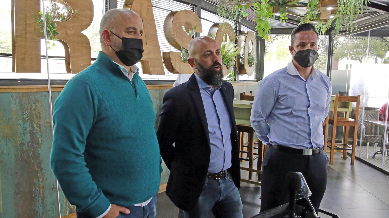 Juan Díaz, junto a Juan Luis Gil y José Luis Mateos. Juan Díaz, junto a Juan Luis Gil y José Luis Mateos.