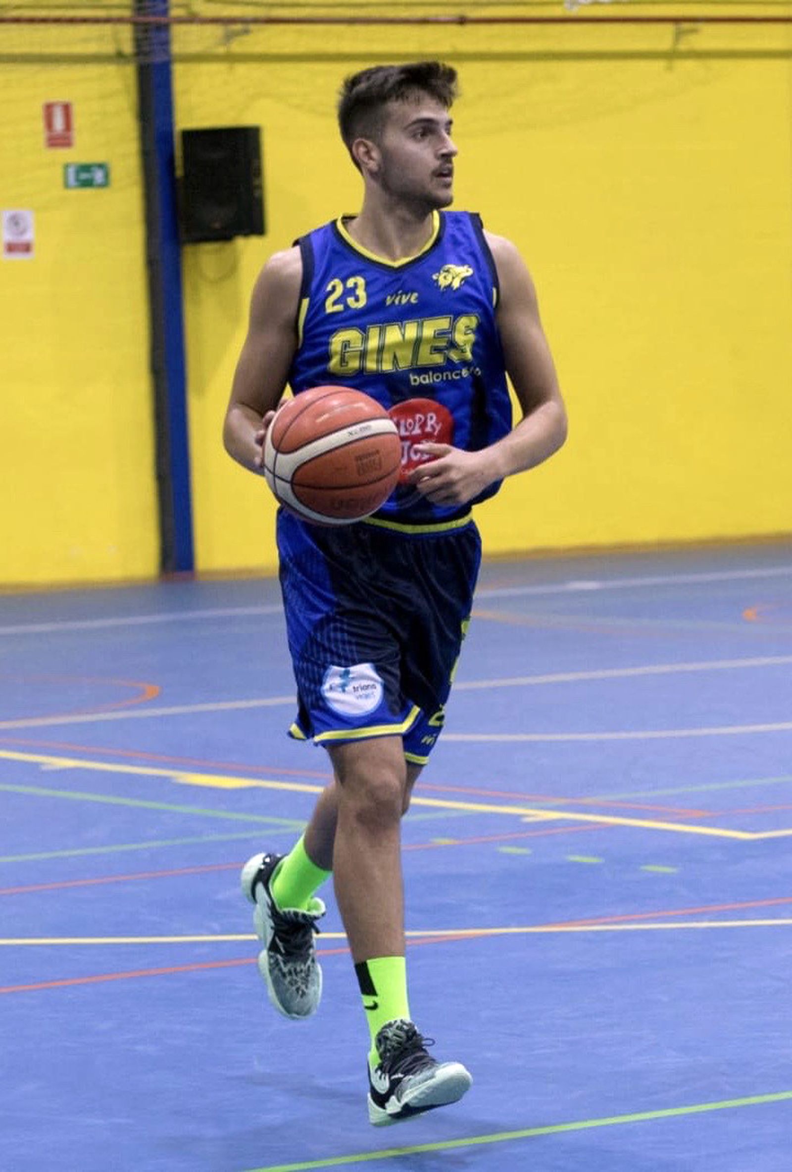 Elián Malinarich, escolta hispano argentino, en su etapa en el Gines.