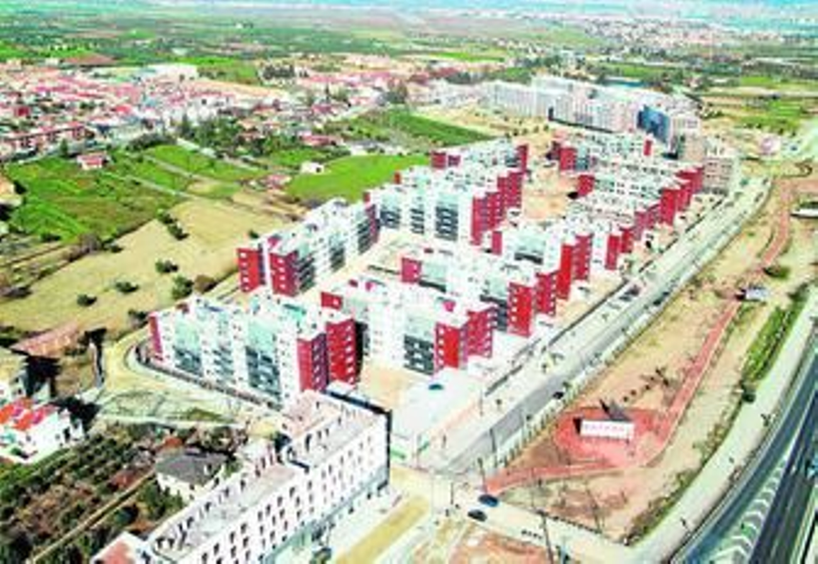 Imagen del residencial Novosur, con la pista de la base al fondo.