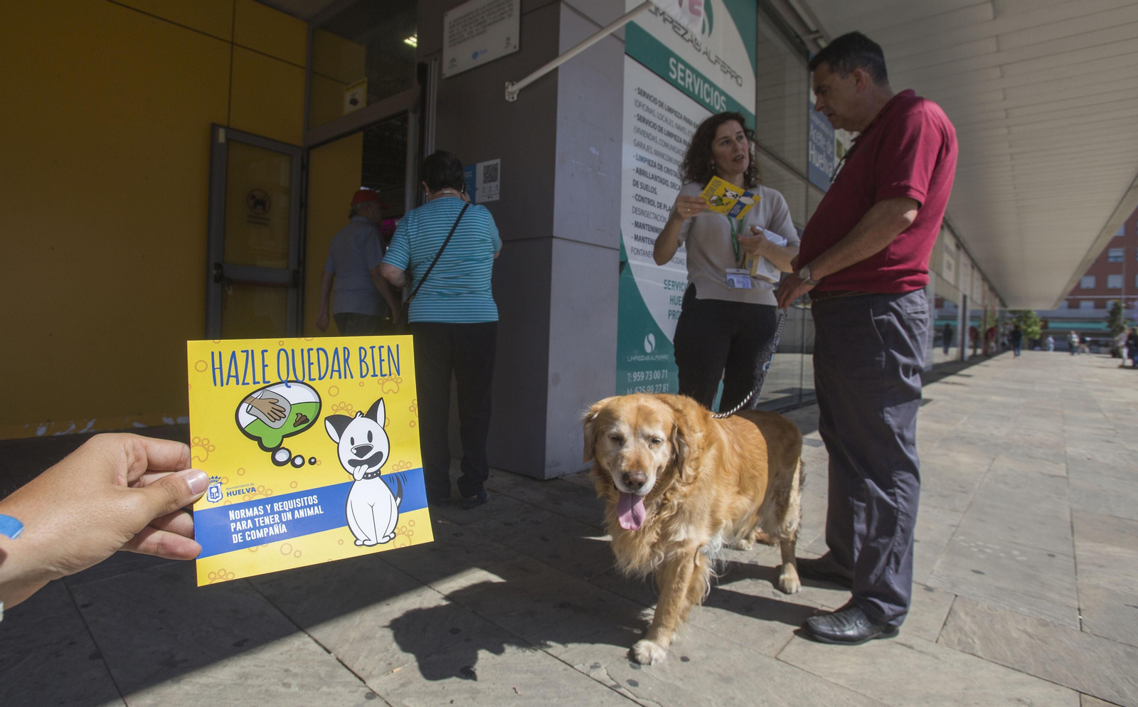 Entrega de dípticos en el entorno del Mercado del Carmen.