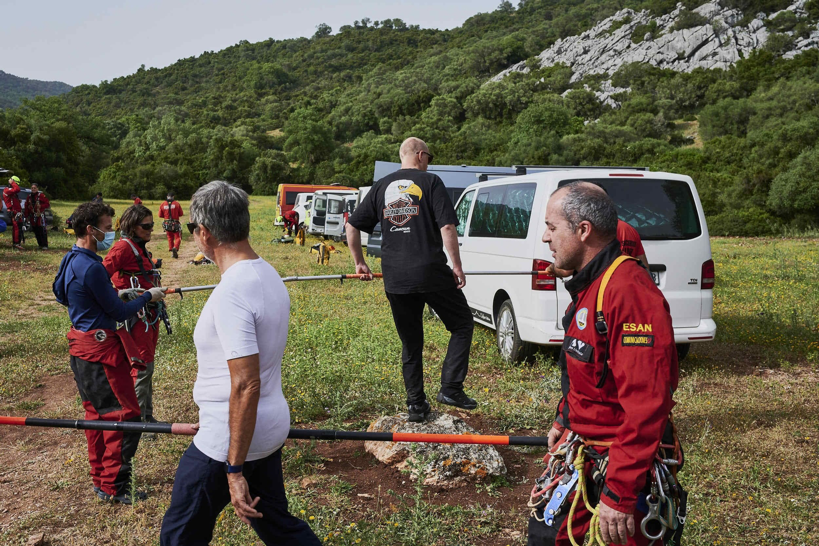 Así descienden dos personas ciegas por una cavidad de 100 metros de profundidad
