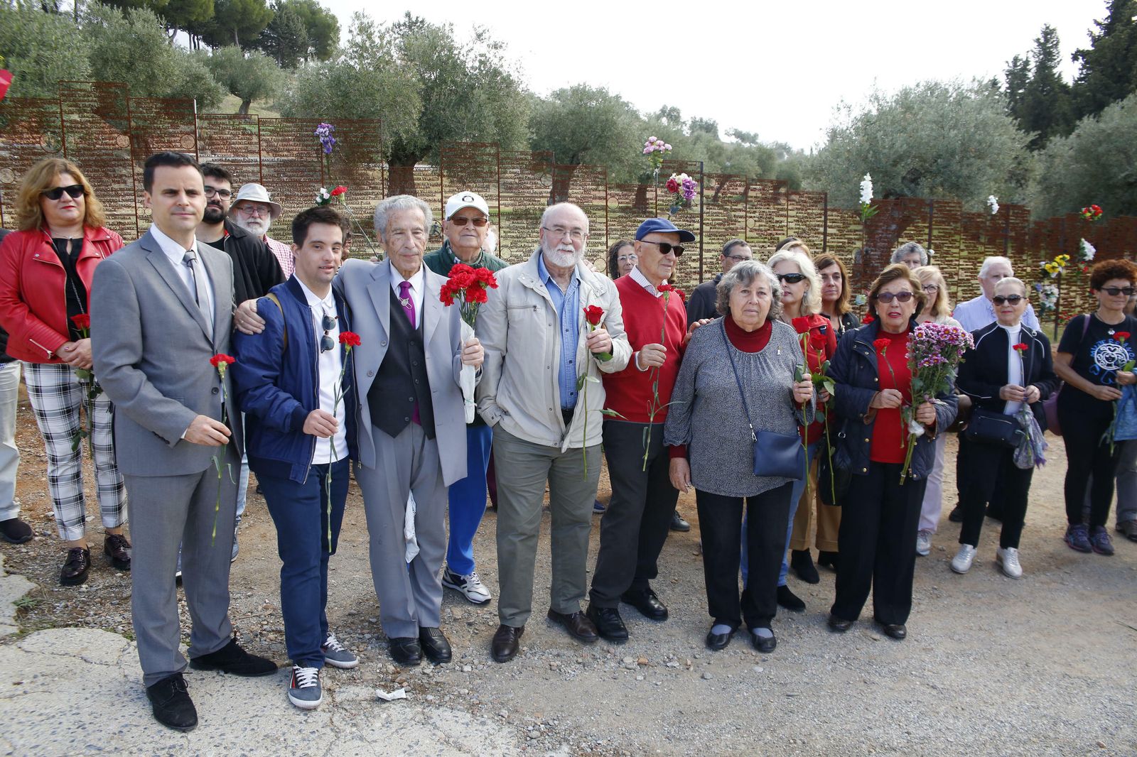 El Día de los Santos en el cementerio de Granadad, en imágenes