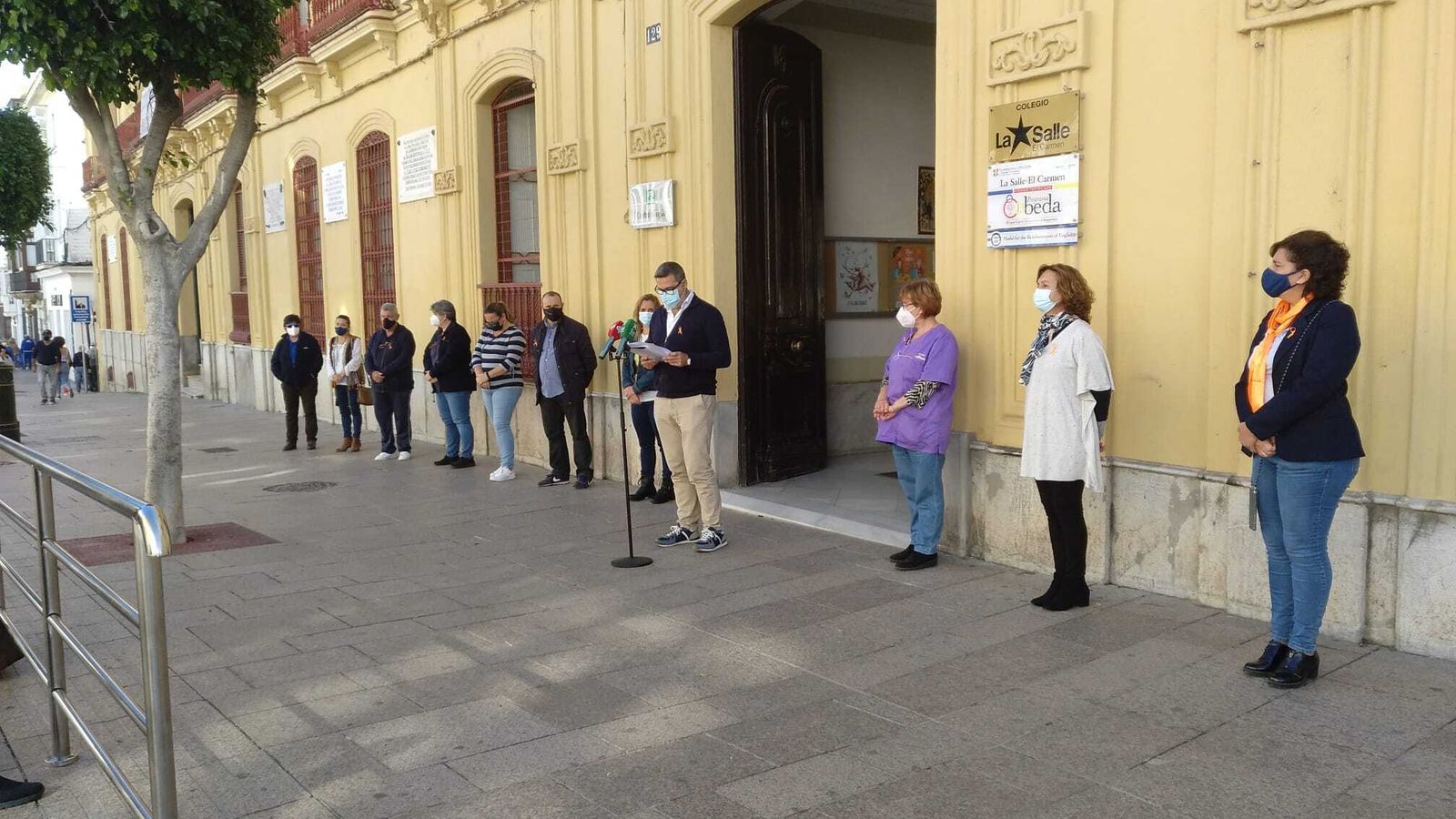 Lectura del manifiesto contra la Ley Celaá en la entrada del colegio La Salle El Carmen.