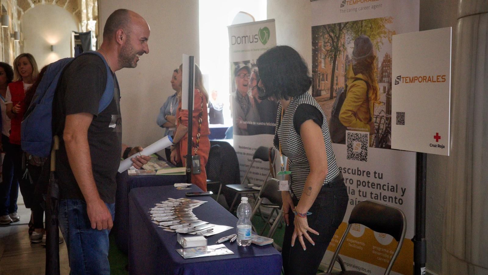 Gran acogida de la IV Feria de Empleo de Cruz Roja