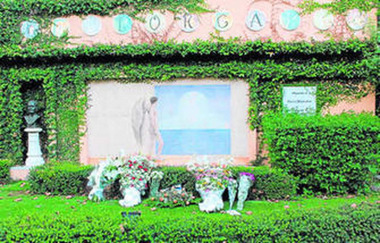 Imagen del mural de Lorca en el parque María Cristina lleno de flores y motivos de recuerdo al profesor, ayer.