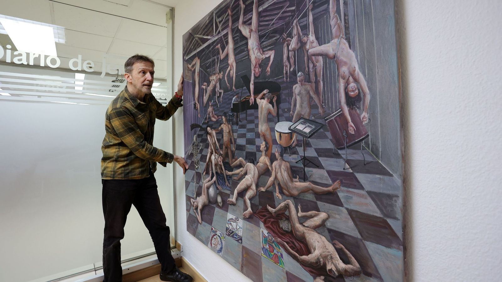 Manuel del Valle, durante el montaje de la muestra.