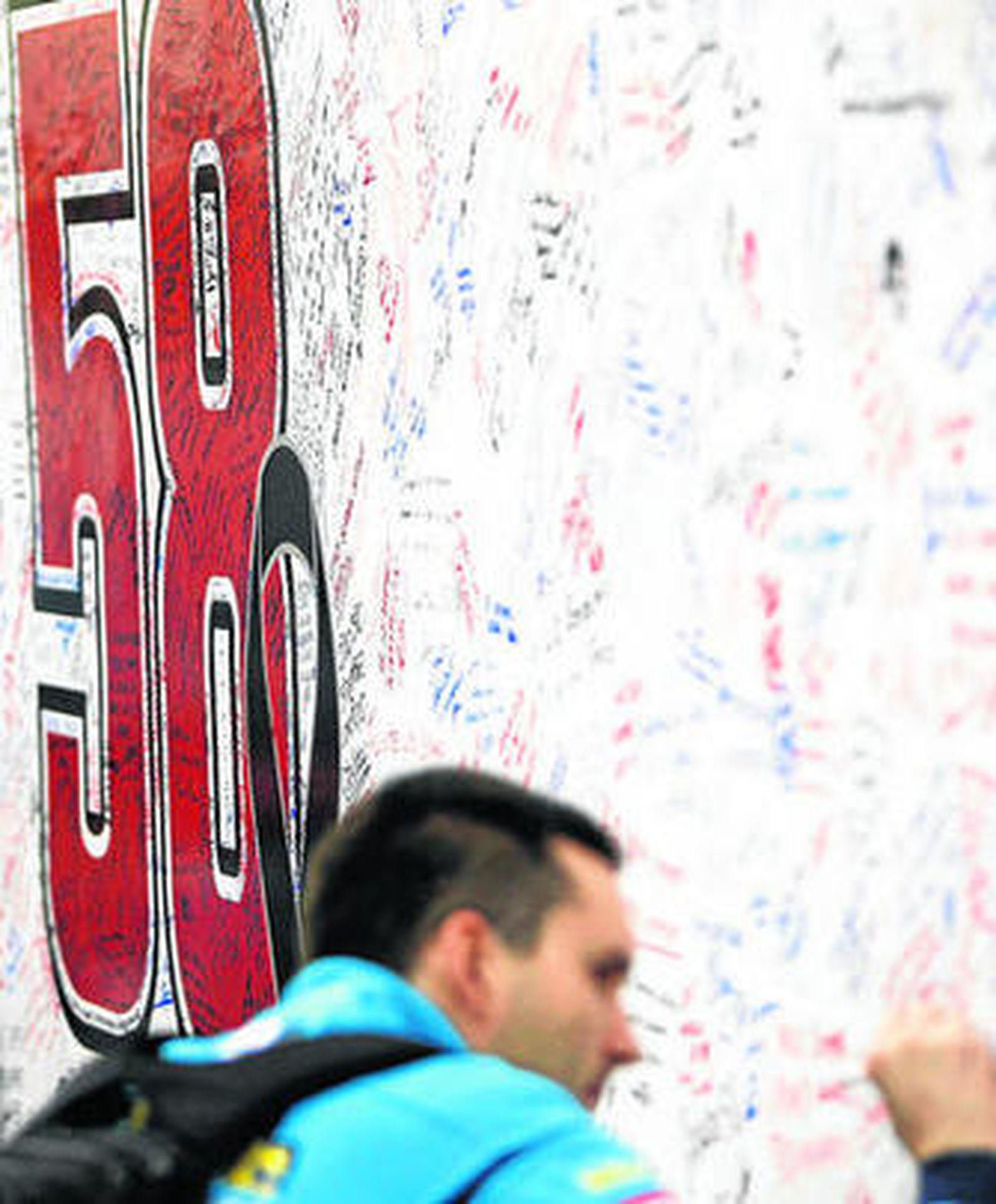 Firma de condolencias en el muro preparado en Cheste.
