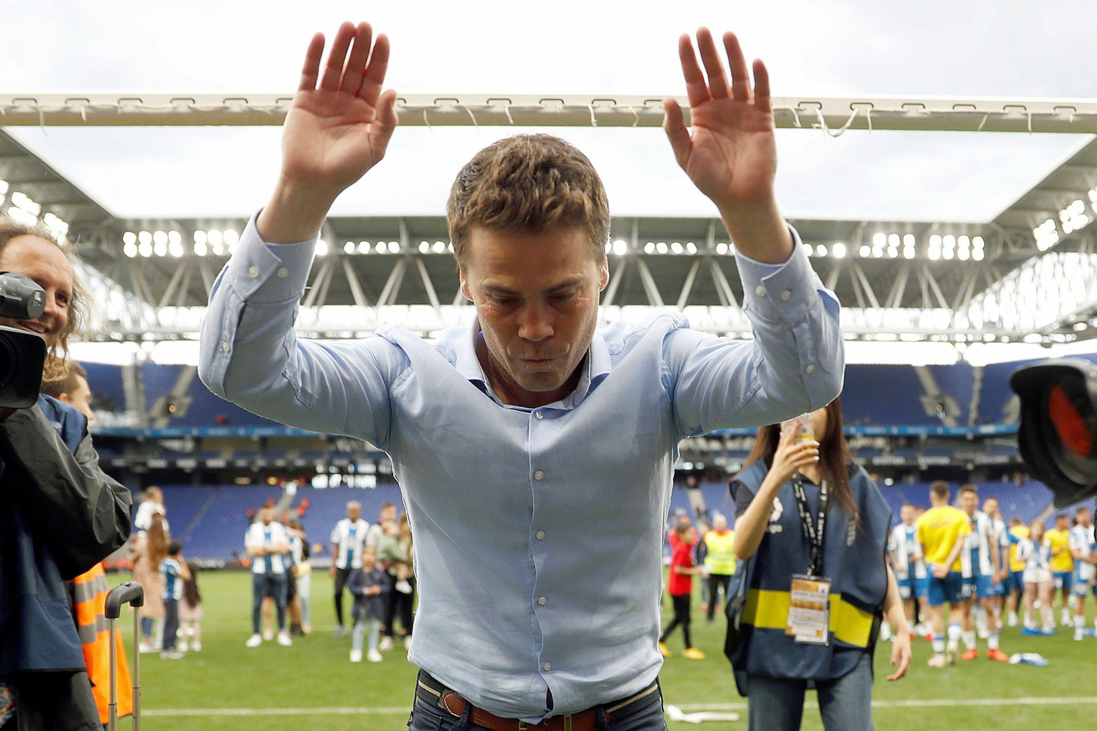 Rubi celebra con la afición del Espanyol la clasificación europea.