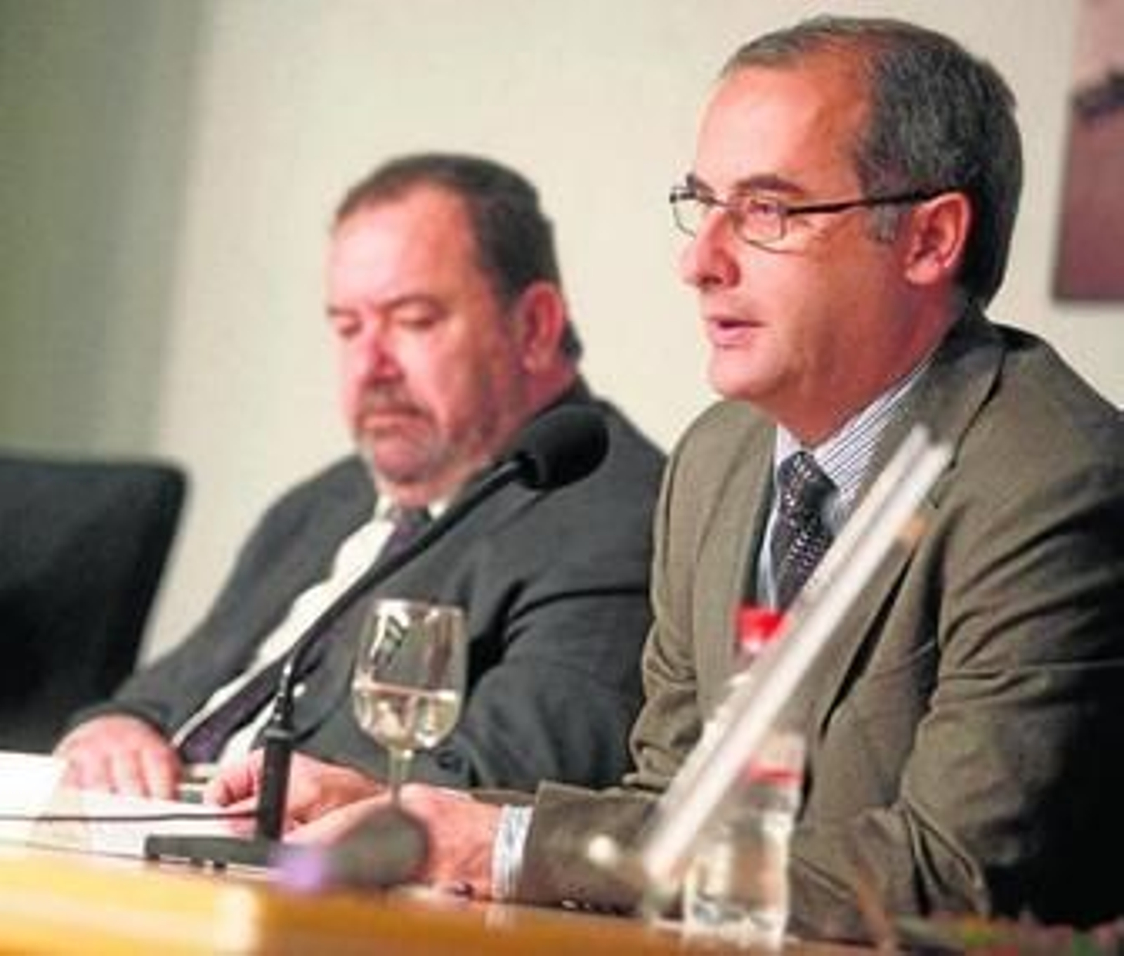 José Antonio Hidalgo (derecha), acompañado por el delegado de la Zona Franca, José de Mier.