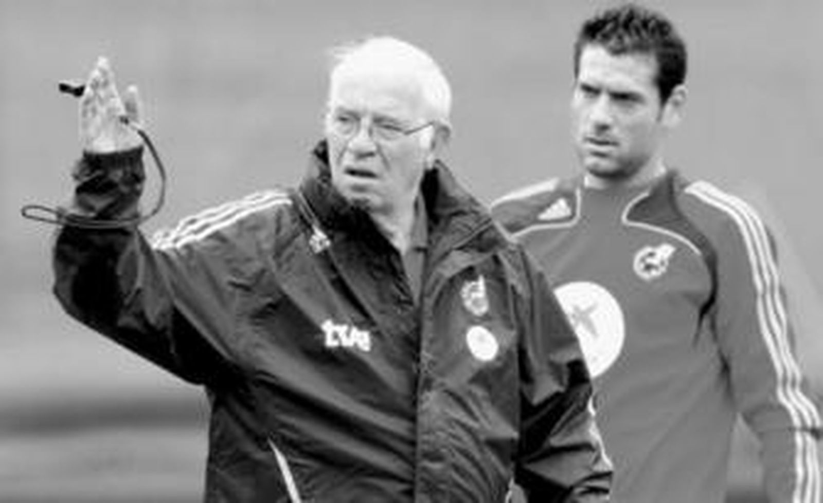 Luis Aragonés da instrucciones a sus jugadores con Palop a su espalda.