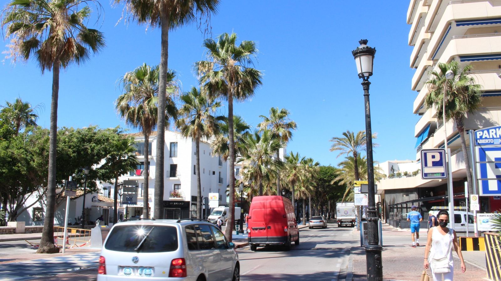 Vista de la avenida Julio Iglesias, en Puerto Banús.