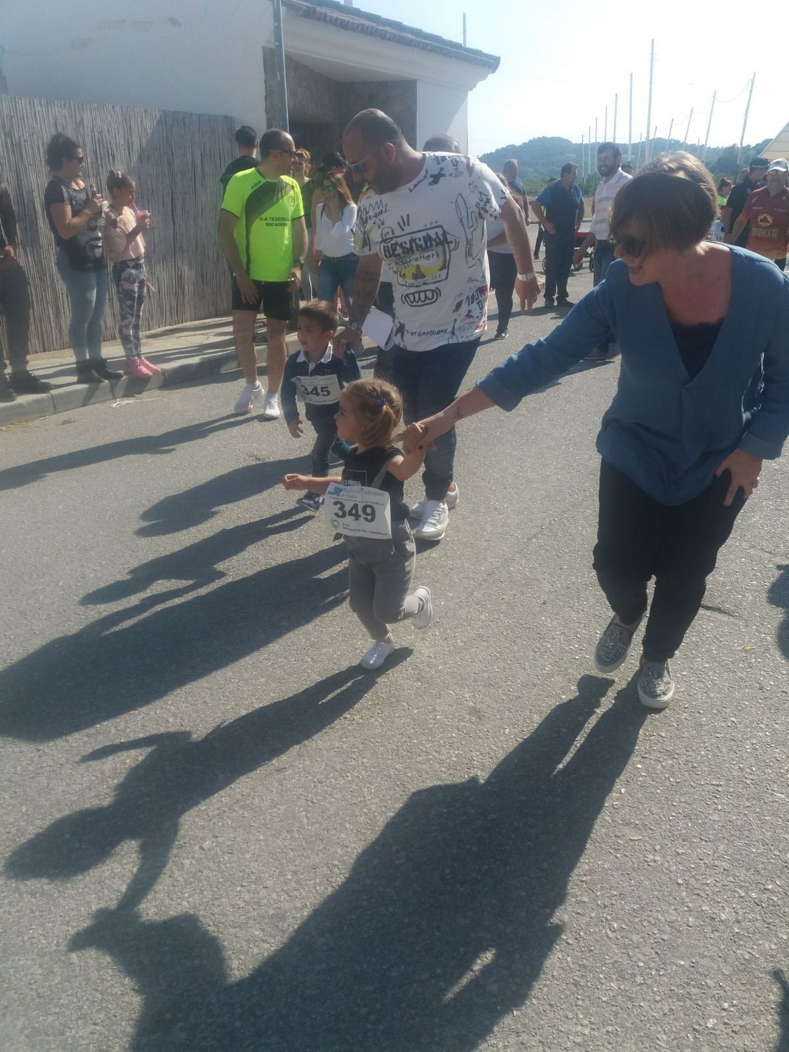 Los dos participantes más pequeños de la carrera tesorillera.