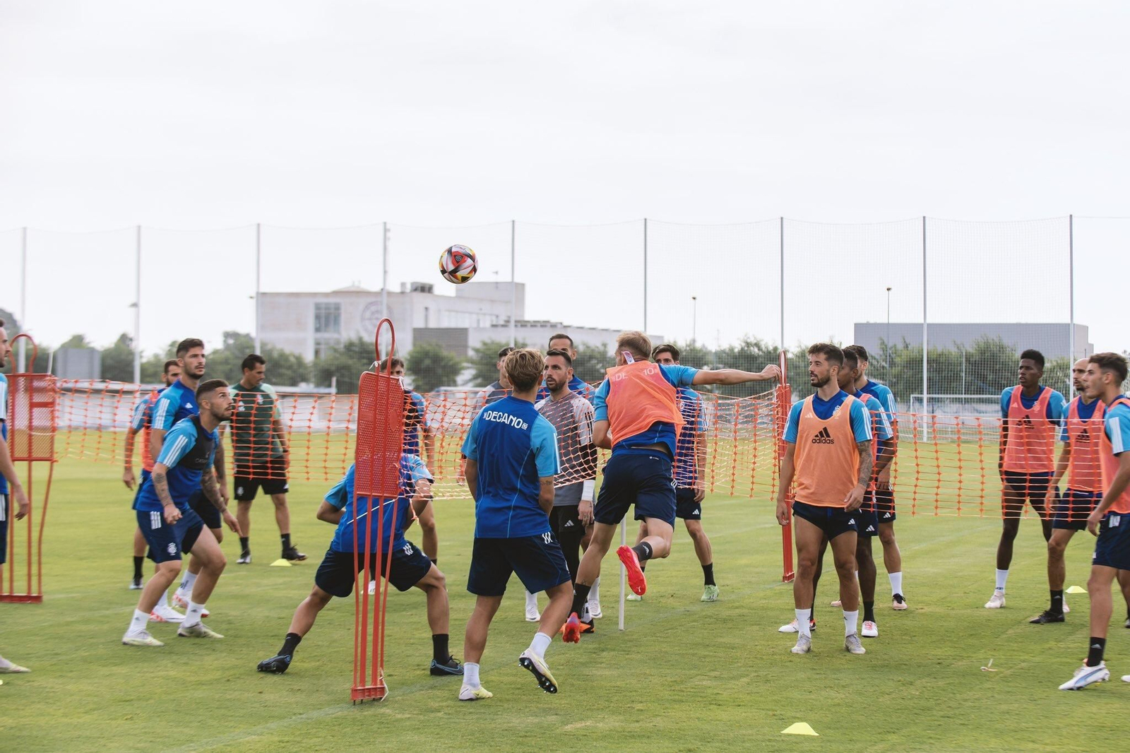 Jugadores del Recre preparan el partido con la UD Ibiza.