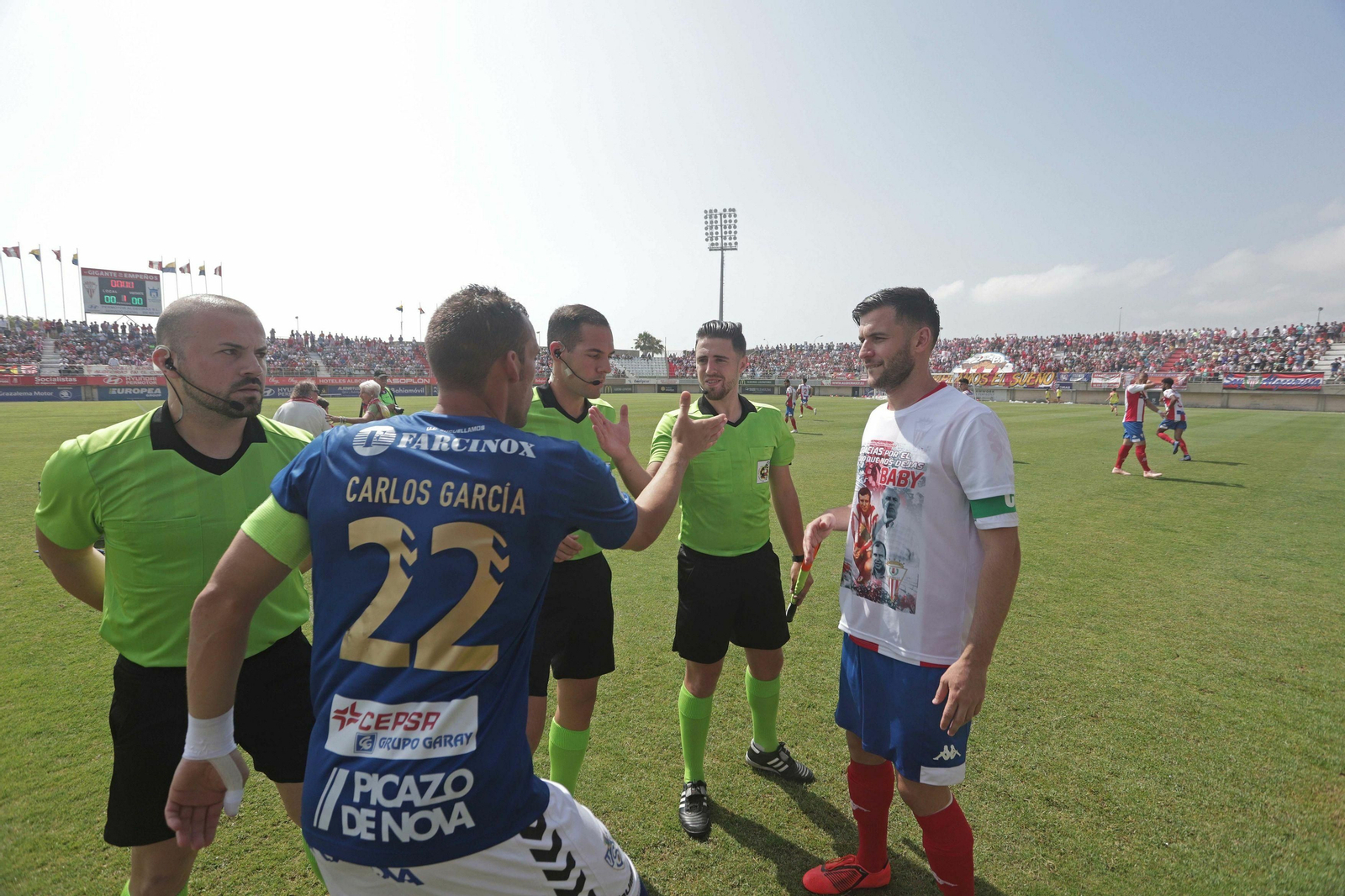 Iván (d), en el saludo entre capitanes y trío arbitral en el Algeciras-Socuéllamos.