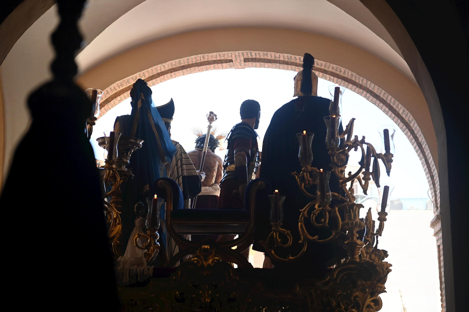 Salida de la Basílica de Santa María de la Victoria del Cristo de la Humildad.