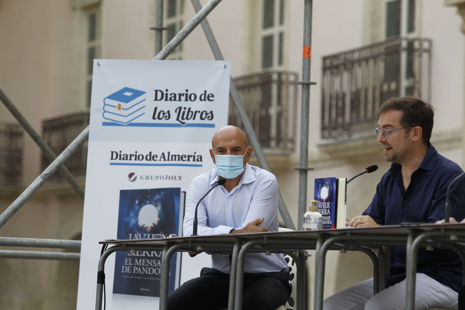 Fotogalería El Diario de los Libros, con el escritor Javier Sierra.