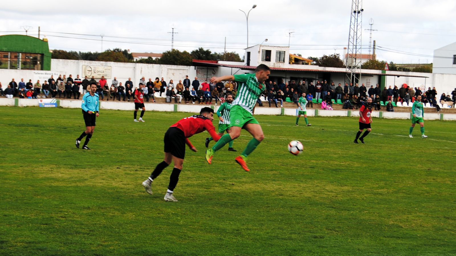 Selu pugna un balón con un jugador del cuadro gaditano