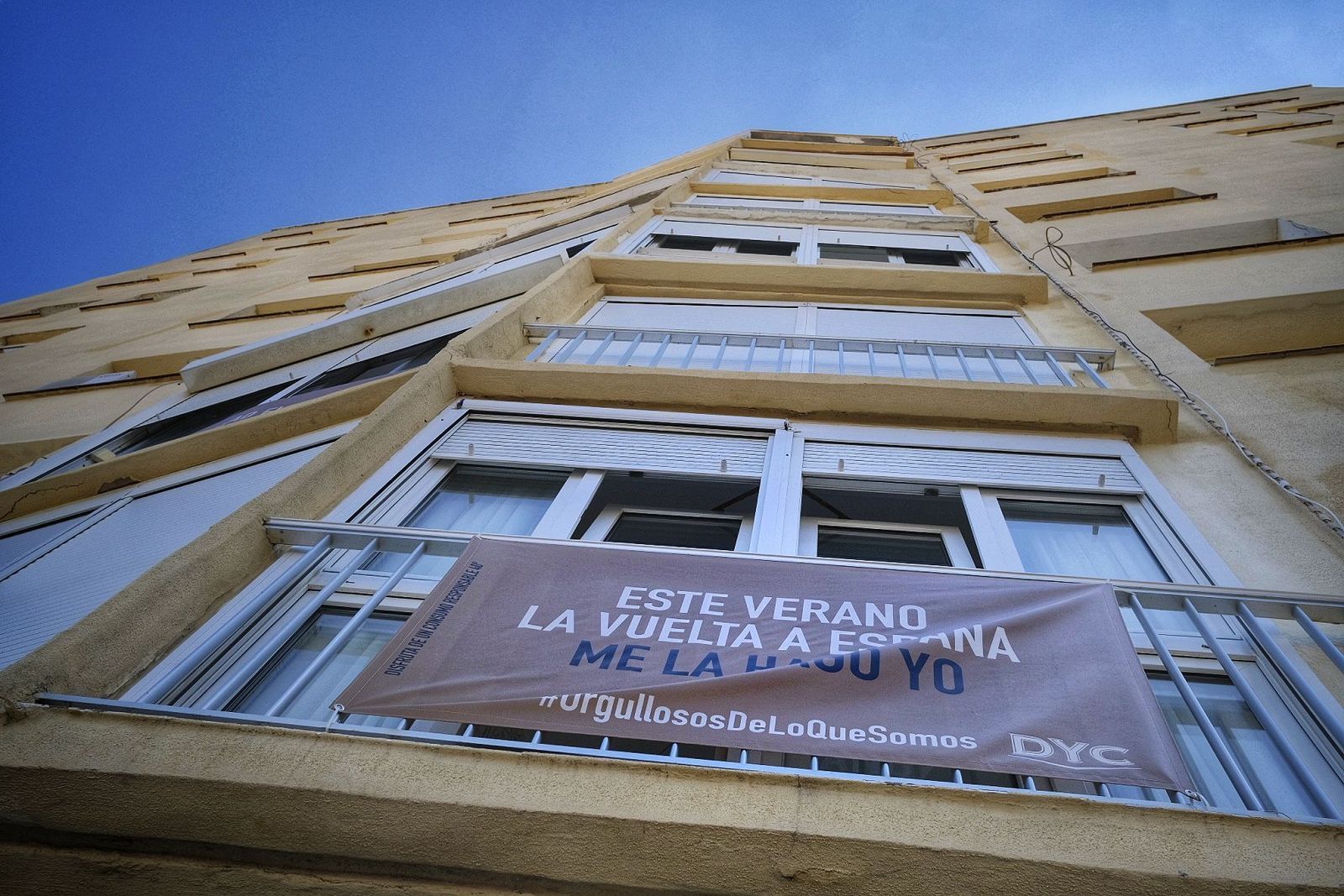Un balcón de la avenida Amílcar Barca, en la capital, con un mensaje positivo de DYC.