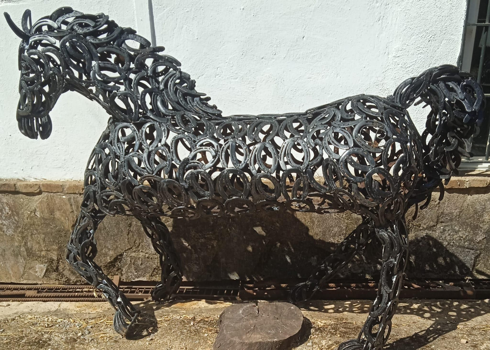 El artista de Aracena que convierte herraduras en obras de arte únicas: Ha creado más de 300 figuras de hierro