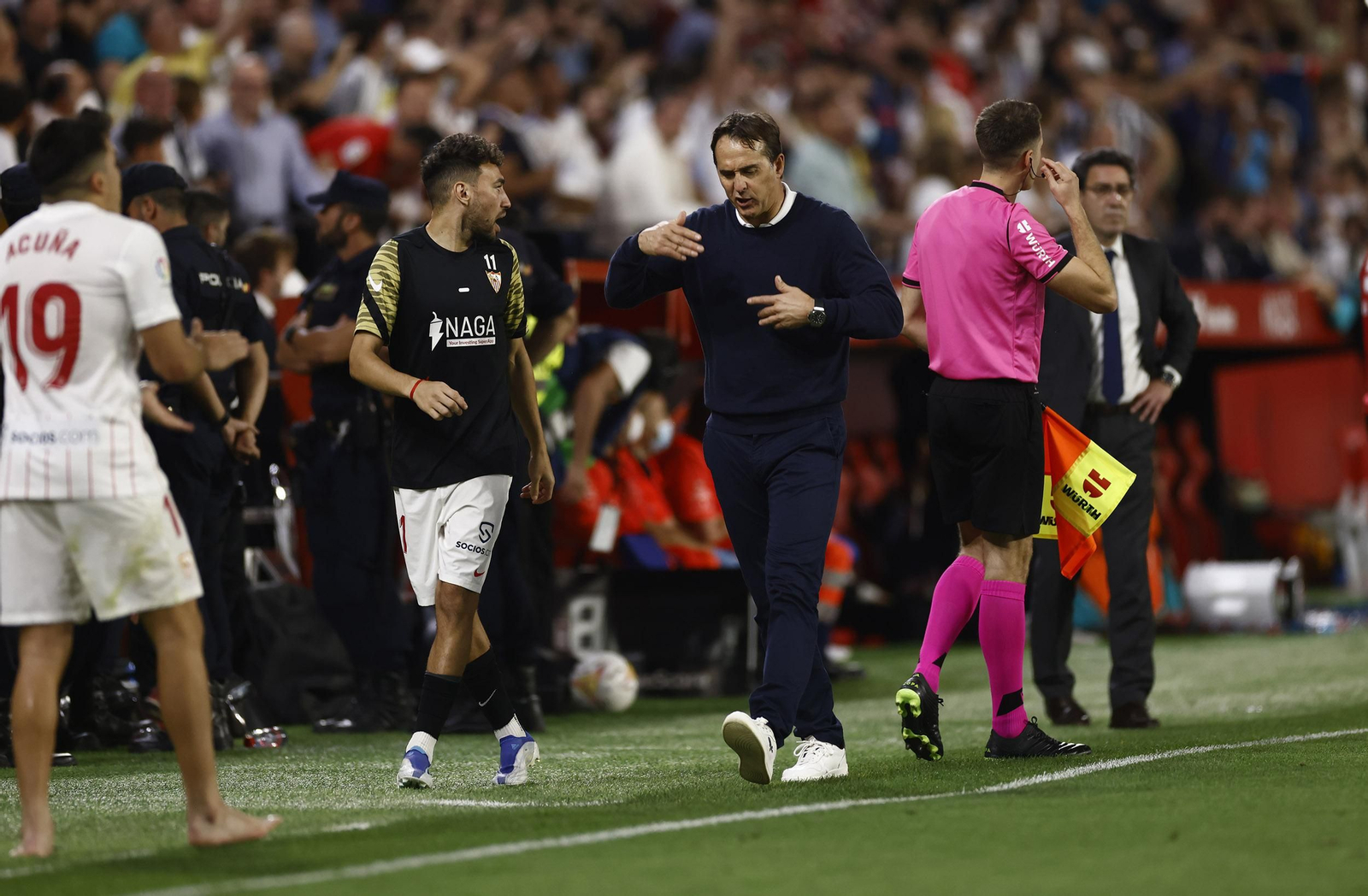 Julen Lopetegui realiza un gesto ante Munir y Acuña.