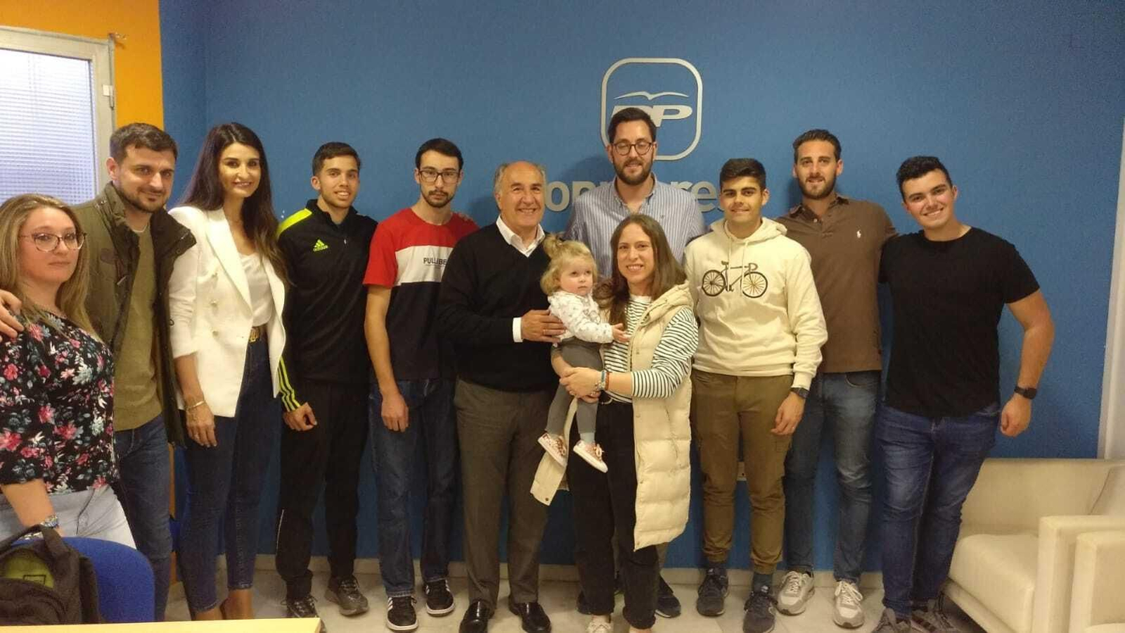 La pequeña Gabriela, con su familia, Landaluce y Nuevas Generaciones del PP.