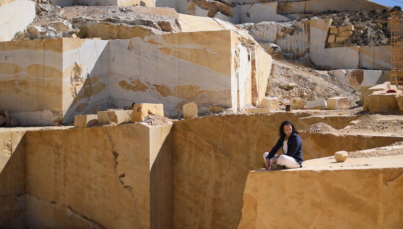Sergio Leiva durante la grabación del videoclip en las canteras de mármol de Cóbdar.