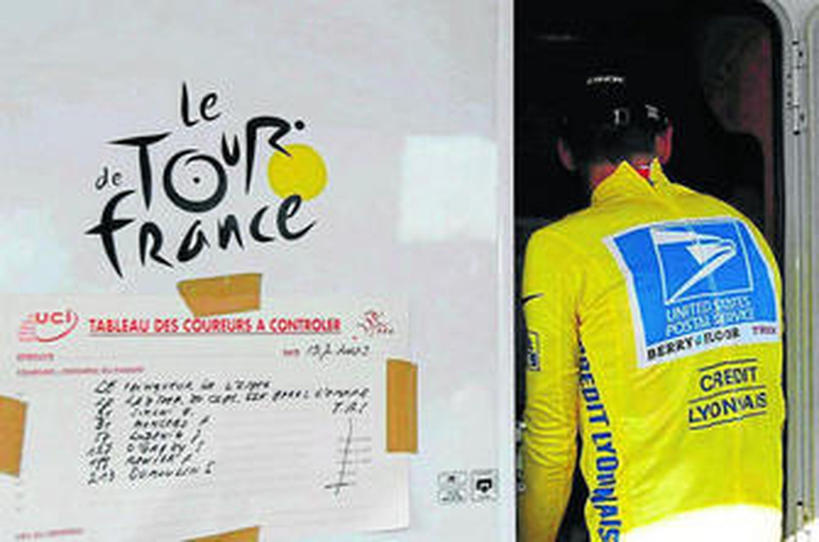 Lance Armstrong entra en un control antidopaje en el Tour de 2003.