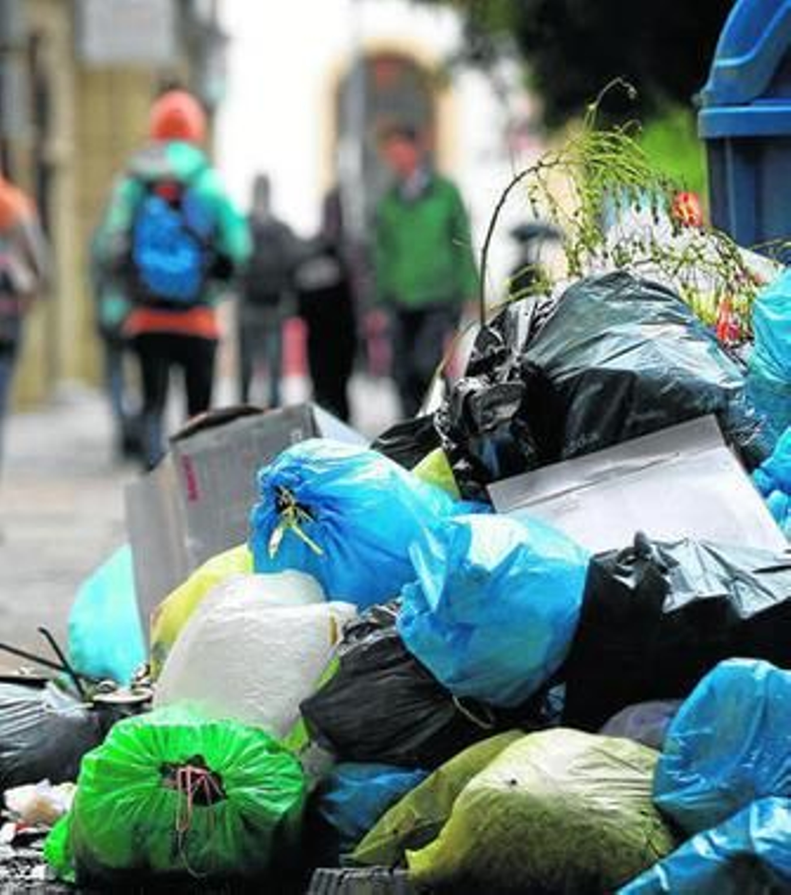 Basura acumulada por la huelga de los trabajadores de Urbaser.