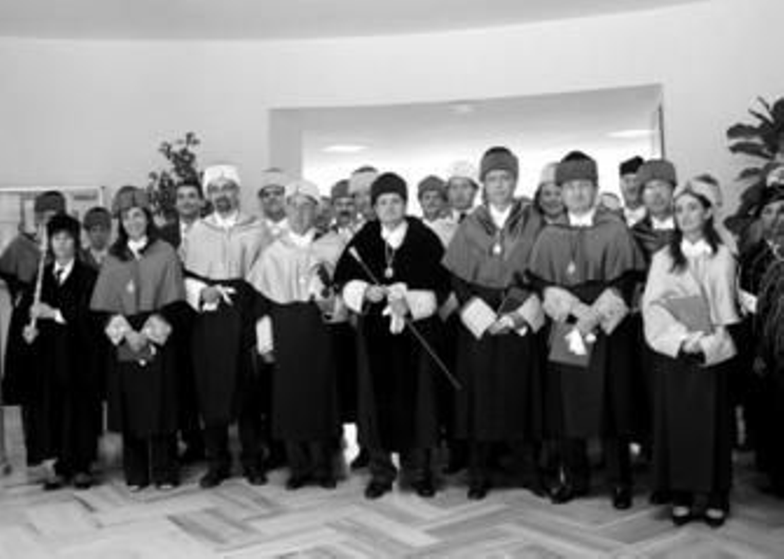 Foto de familia del claustro universitario junto al nuevo Doctor Honoris Causa. Foto de familia del claustro universitario junto al nuevo Doctor Honoris Causa.