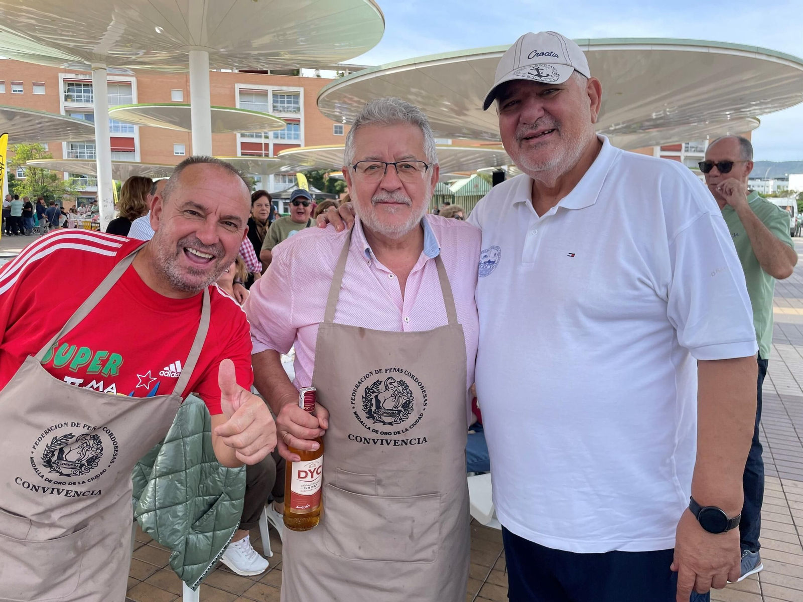 Las peñas celebran su tradicional perol en las Setas, en imágenes