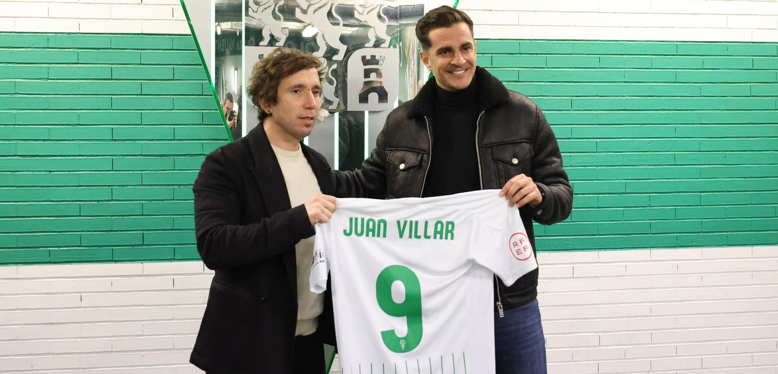 Juan Villar posa junto a Raúl Cámara en su presentación.
