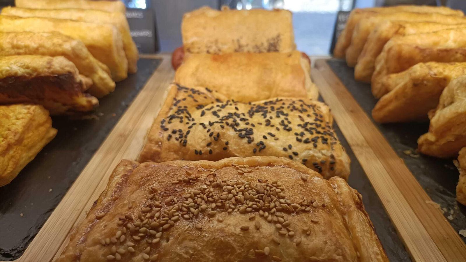 En sus vitrinas se alternan elaboraciones que van desde lo más local a los sabores más internacionales