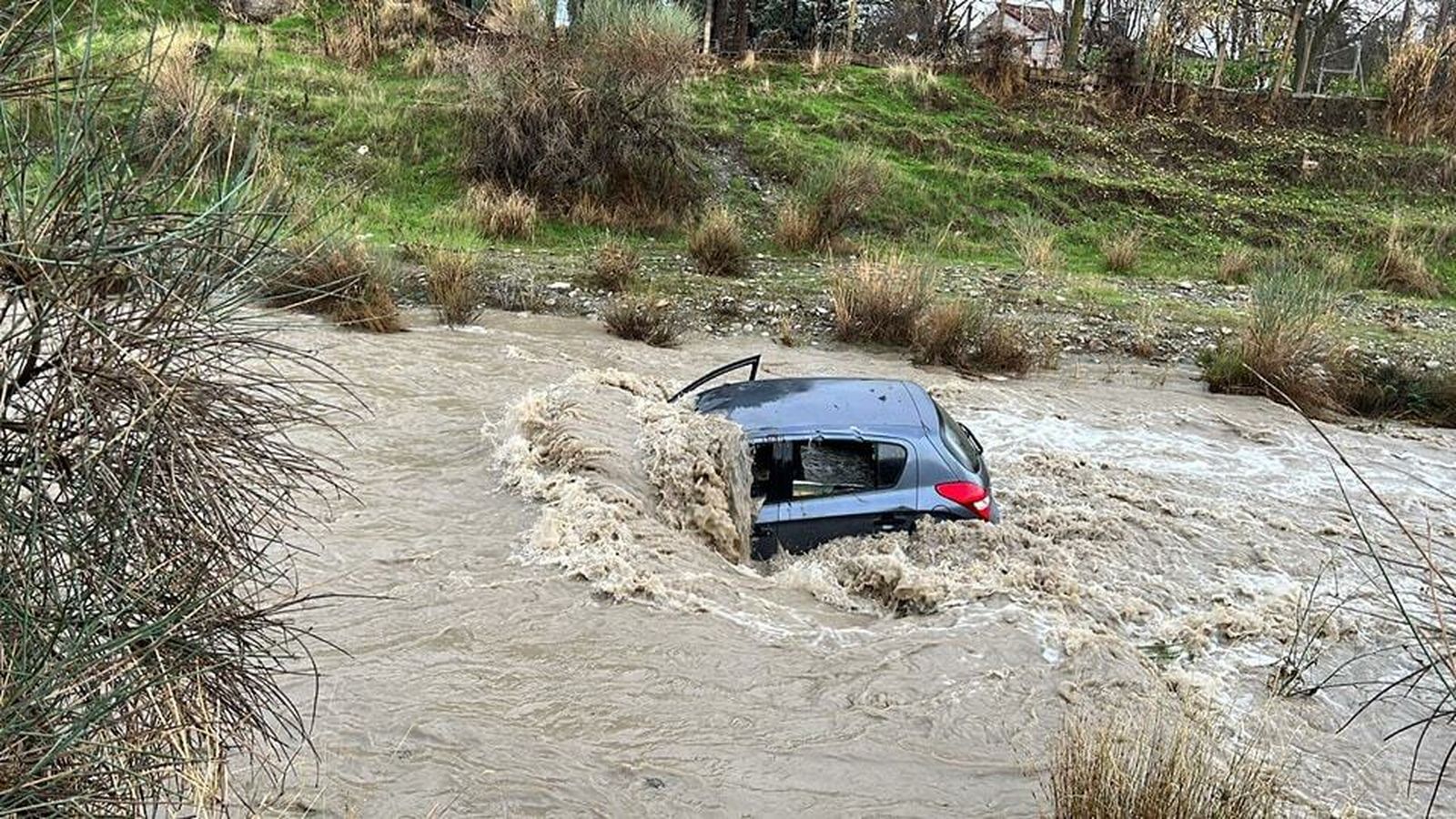Imagen de uno de los vehículos arrastrados por la corriente del río Dílar