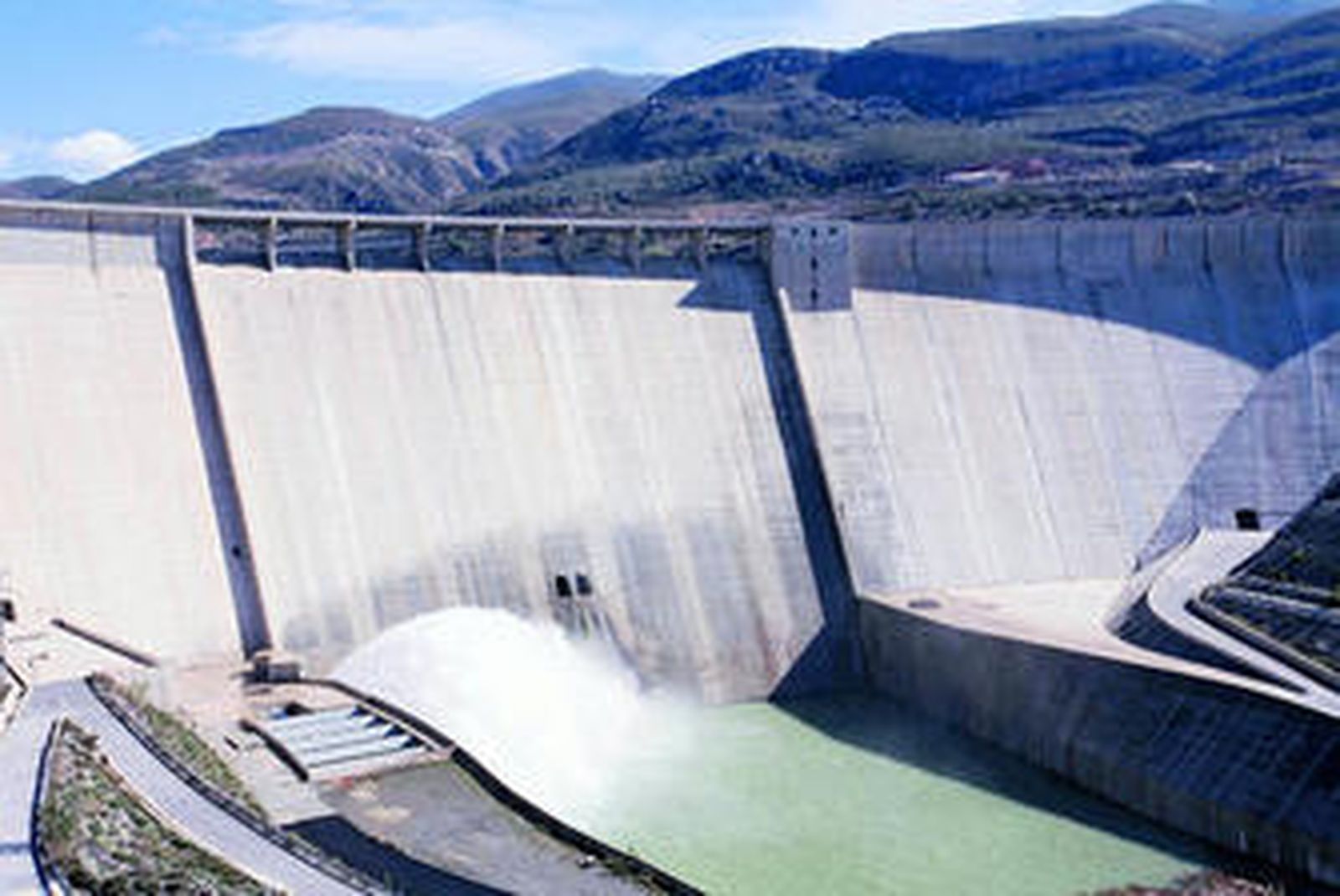 La presa está desembalsando desde el jueves.
