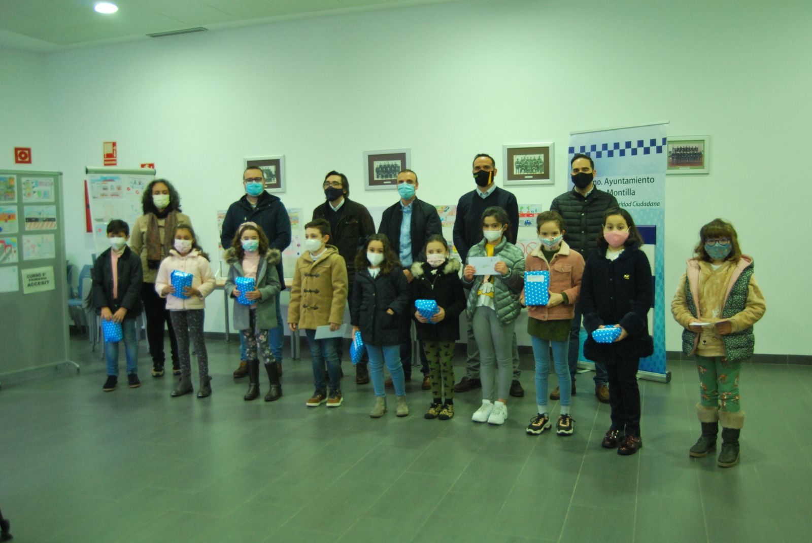 Foto de familia de los niños premiados con las autoridades.