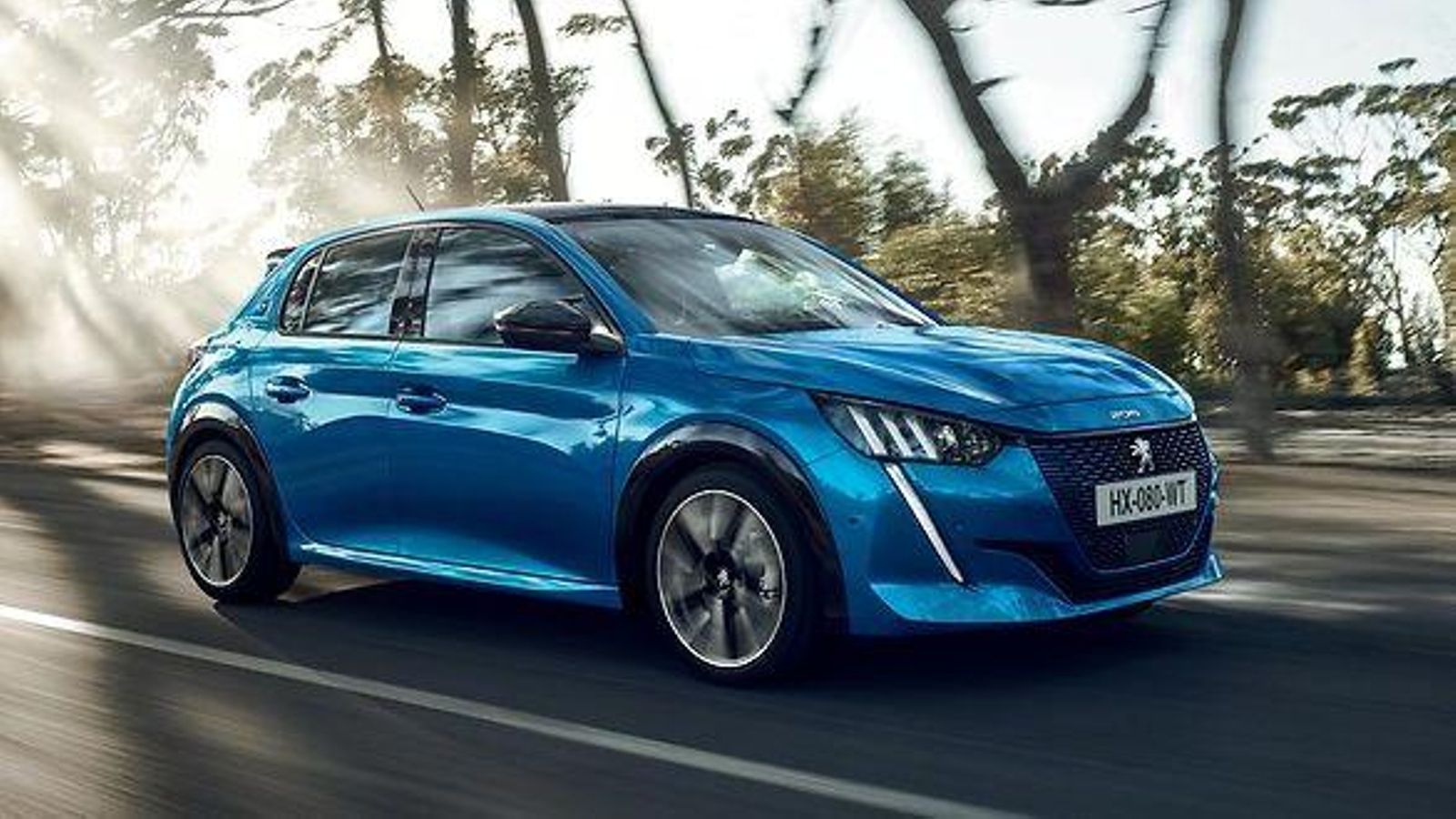 Aún con la caida de ventas de los motores de gasolina sin electrificar, modelos como el 208 de Peugeot siguen conquistando a los clientes con ese tipo de propuestas frente a otras.